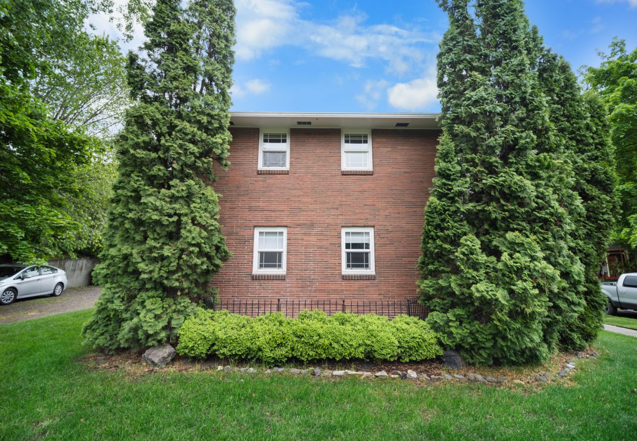 Apartment in Spokane - 2 Bedroom Condo with Beautiful Bookshelves and a Modern Design