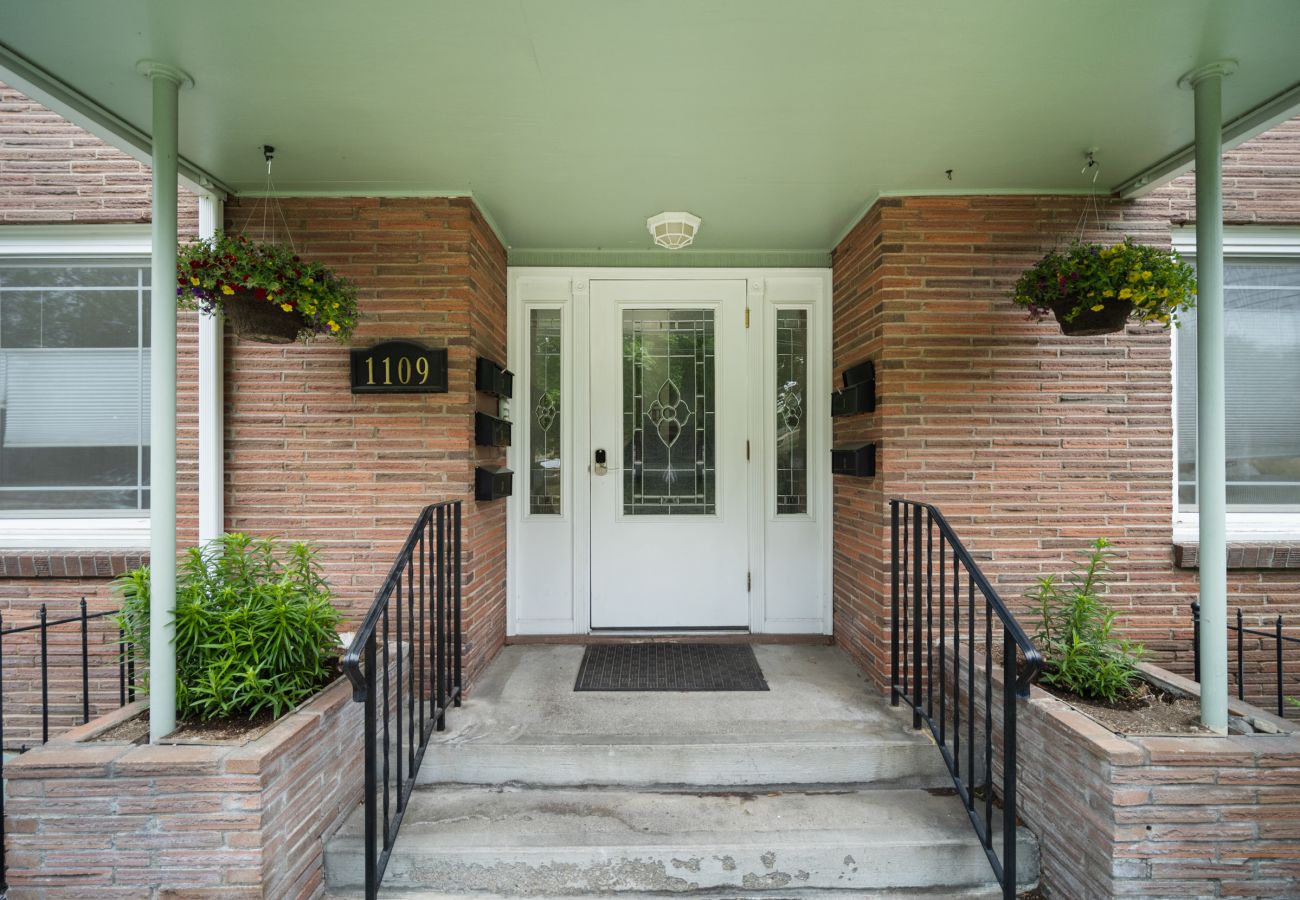 Apartment in Spokane - 2 Bedroom Condo with Beautiful Bookshelves and a Modern Design