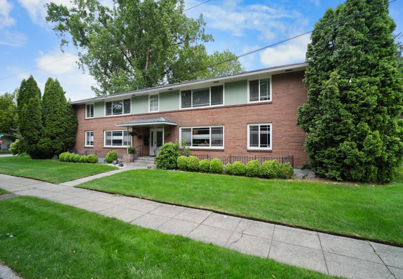 Apartment in Spokane - 2 Bedroom Condo with Beautiful Bookshelves and a Modern Design