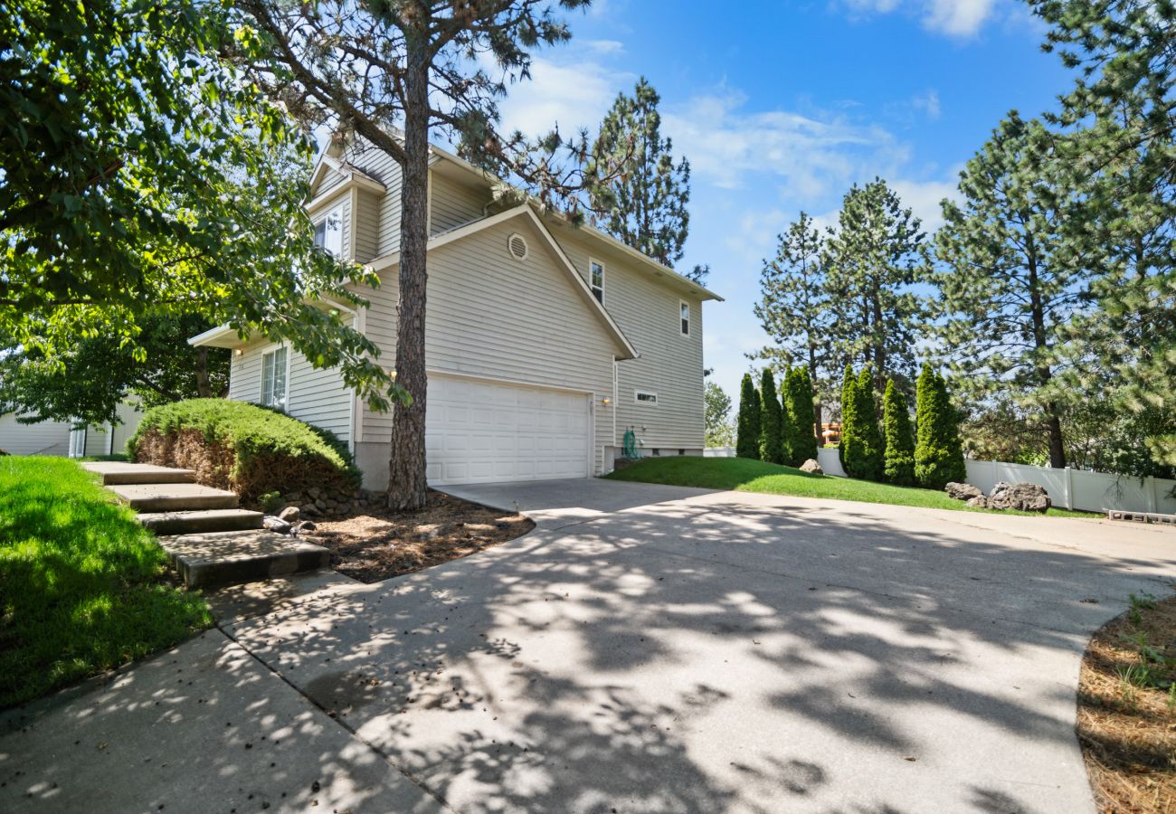 House in Spokane - Open and Bright 3 bedroom Long Term Rental