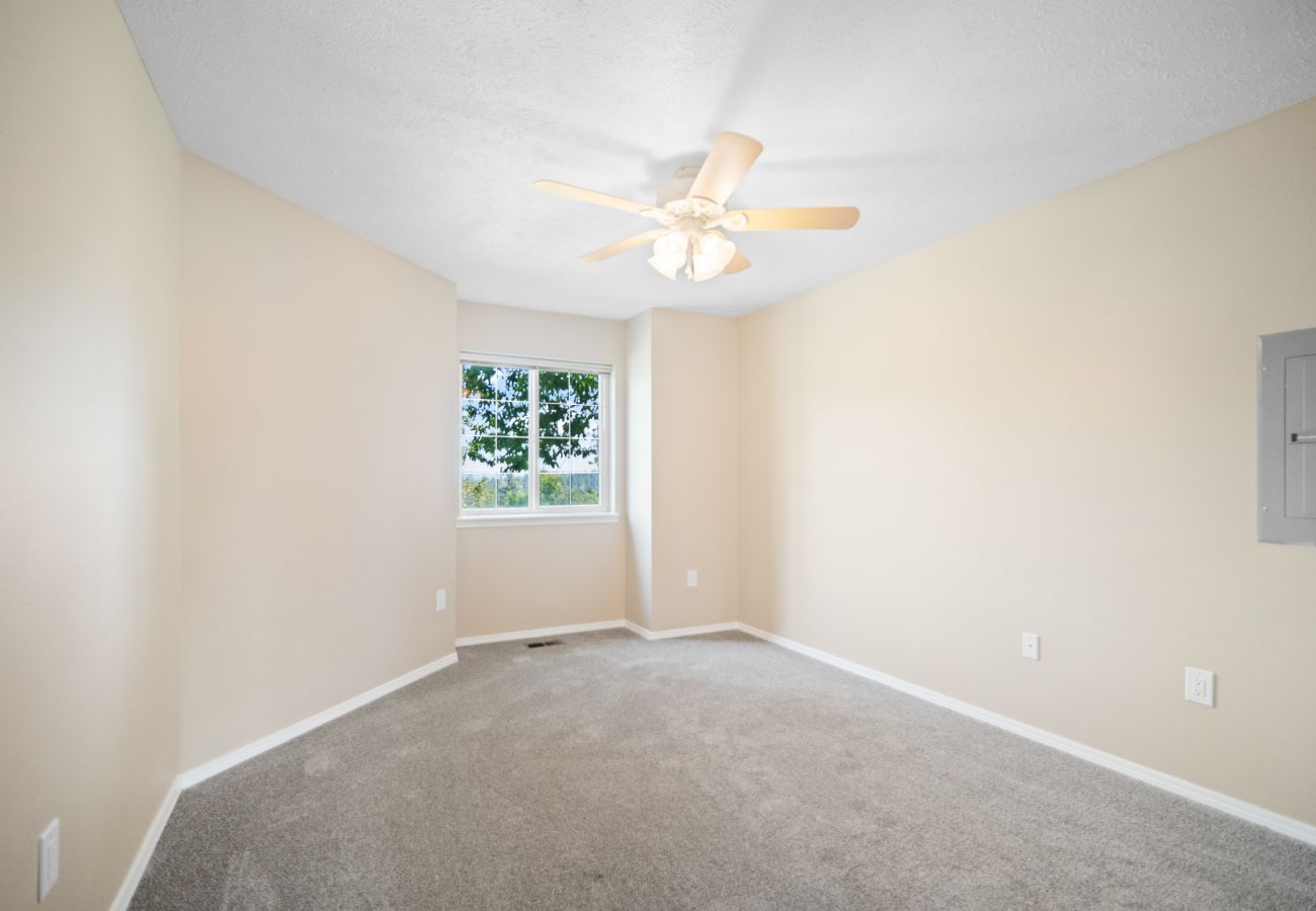 House in Spokane - Open and Bright 3 bedroom Long Term Rental